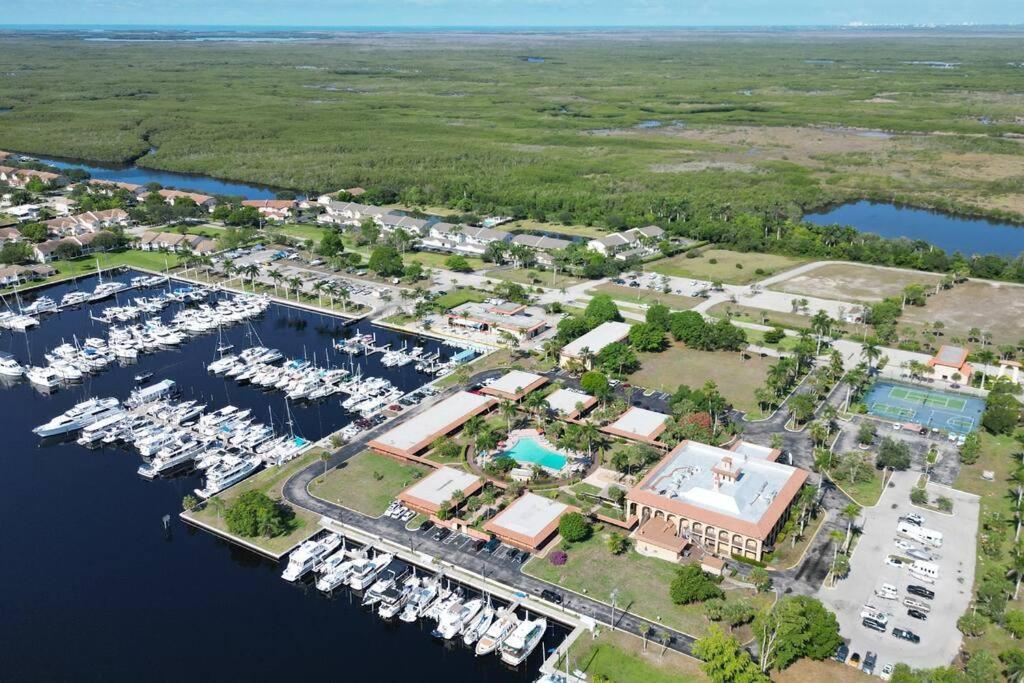 Marina Getaway On The Water! Apartamento