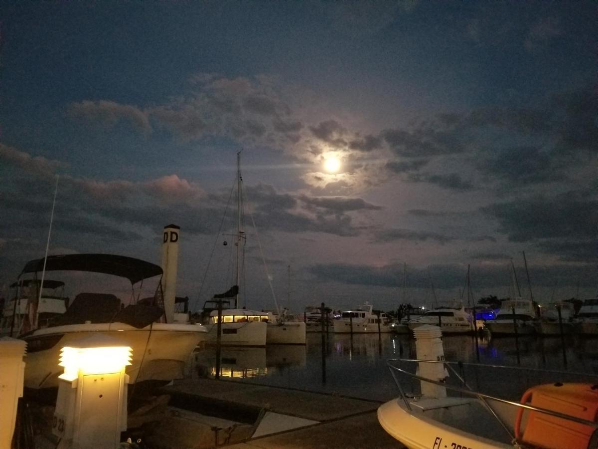 Marina Getaway On The Water! Apartamento